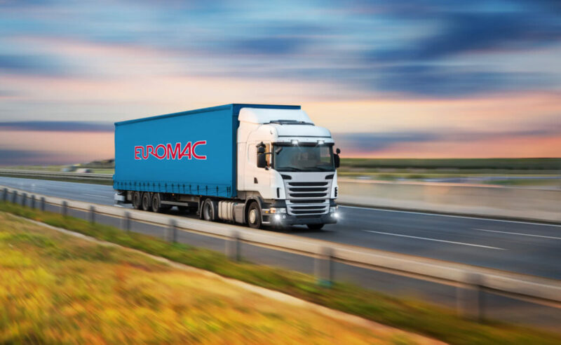 Euromacs-delivery-times-theres-no-waiting-room-for-your-machines-1200×738-1-800×492 Livraison de machine